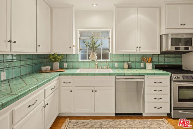 219 Entrada Drive, Santa Monica, CA 90402