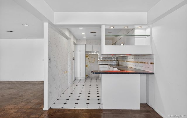 100 S Middle Neck Road 305, Great Neck, NY 11021