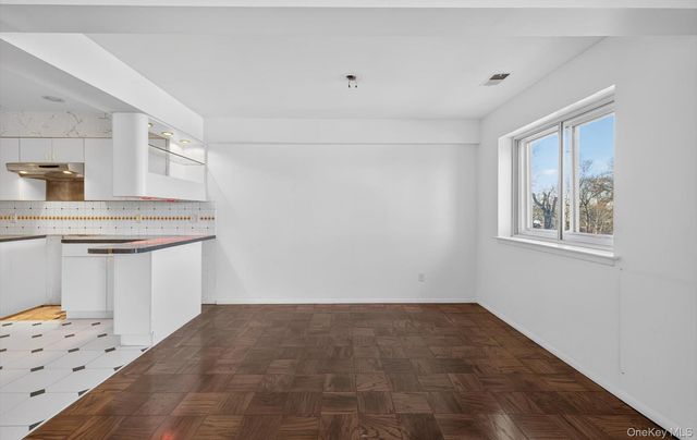 100 S Middle Neck Road 305, Great Neck, NY 11021