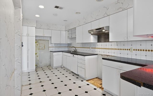 100 S Middle Neck Road 305, Great Neck, NY 11021