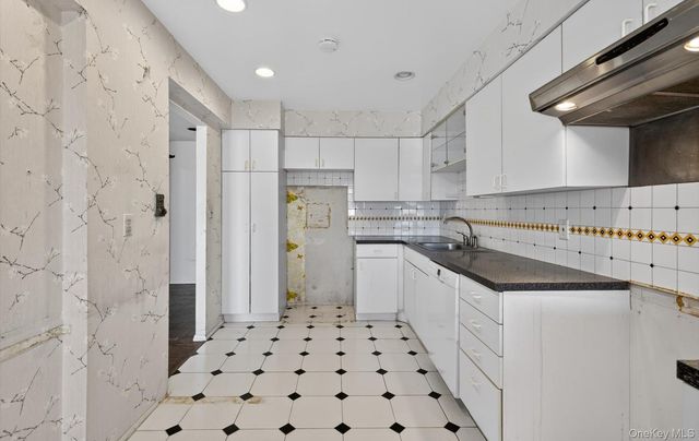 100 S Middle Neck Road 305, Great Neck, NY 11021