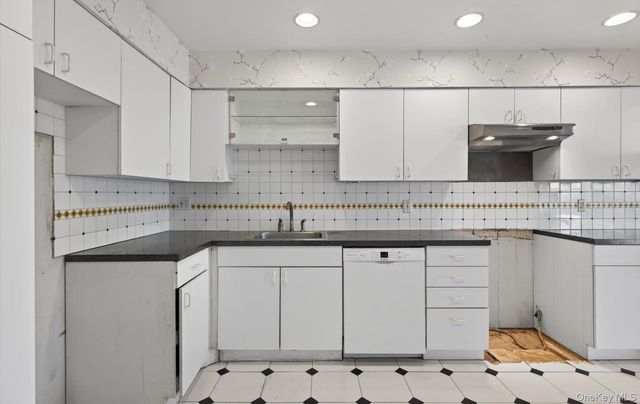 100 S Middle Neck Road 305, Great Neck, NY 11021