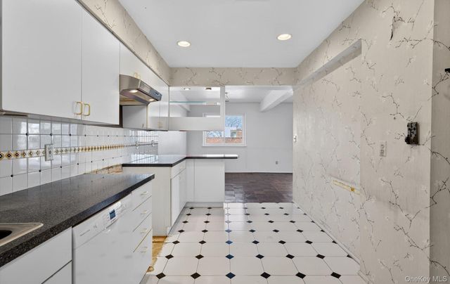 100 S Middle Neck Road 305, Great Neck, NY 11021