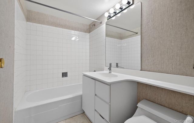 100 S Middle Neck Road 305, Great Neck, NY 11021