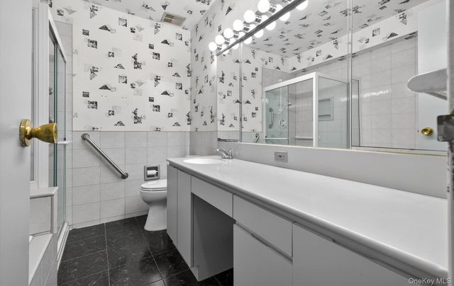 100 S Middle Neck Road 305, Great Neck, NY 11021