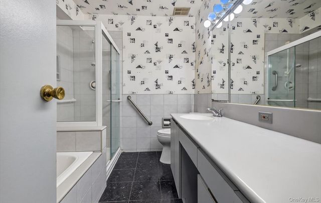 100 S Middle Neck Road 305, Great Neck, NY 11021