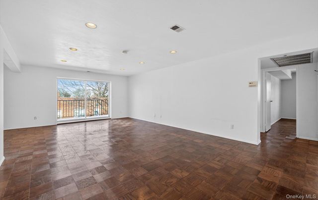 100 S Middle Neck Road 305, Great Neck, NY 11021