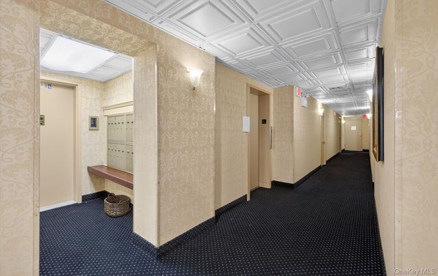 100 S Middle Neck Road 305, Great Neck, NY 11021