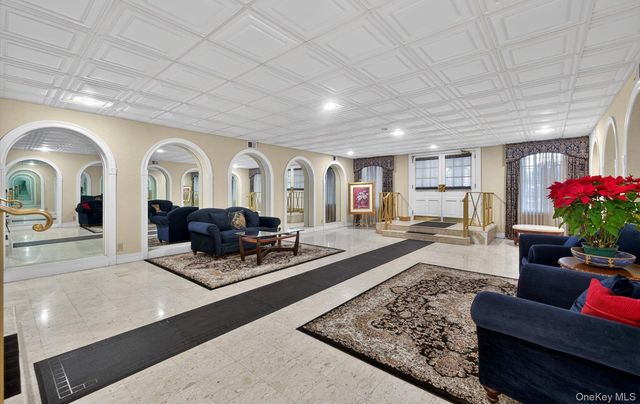 100 S Middle Neck Road 305, Great Neck, NY 11021