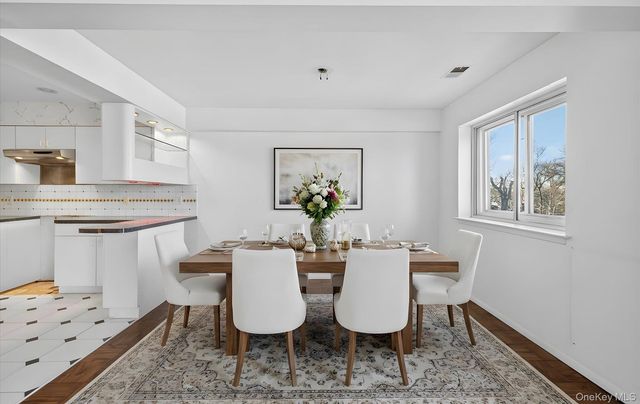 100 S Middle Neck Road 305, Great Neck, NY 11021