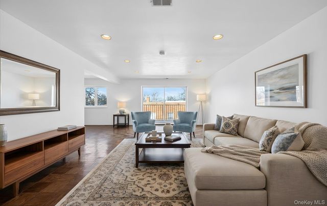 100 S Middle Neck Road 305, Great Neck, NY 11021