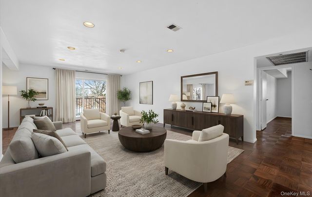 100 S Middle Neck Road 305, Great Neck, NY 11021