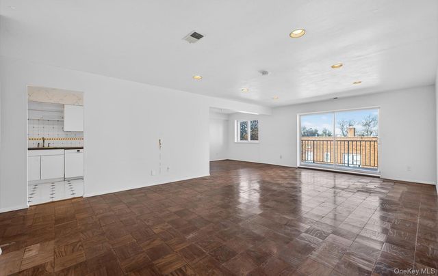 100 S Middle Neck Road 305, Great Neck, NY 11021