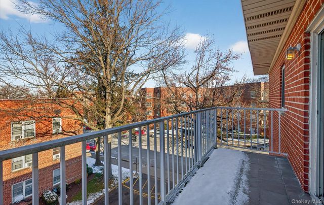 100 S Middle Neck Road 305, Great Neck, NY 11021