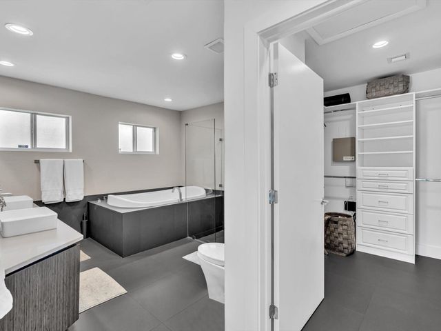 1640 NE 43rd Street, Oakland Park, FL 33334