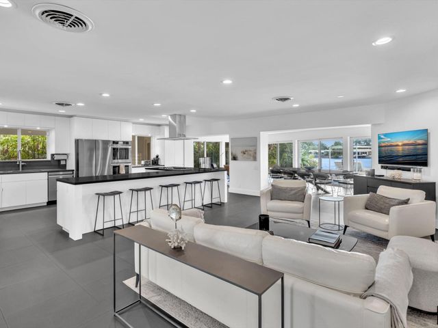 1640 NE 43rd Street, Oakland Park, FL 33334