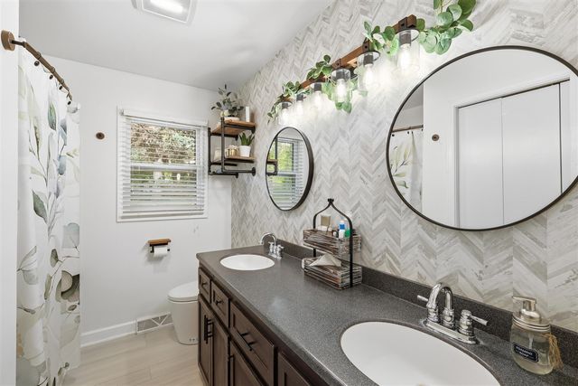 2433 Glen Valley Drive, Grand Rapids, MI 49544