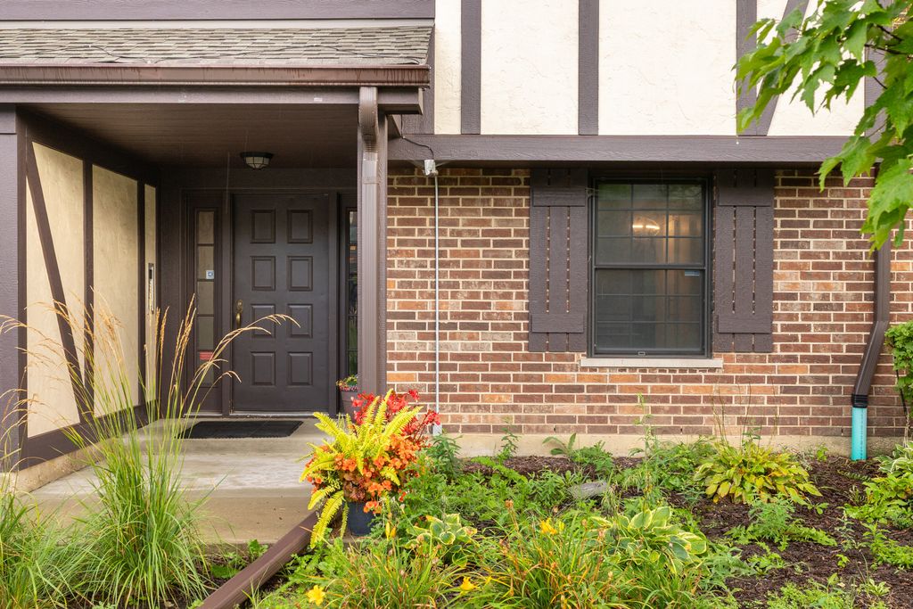 704 Elizabeth Drive B, Wood Dale, IL 60191 — exterior