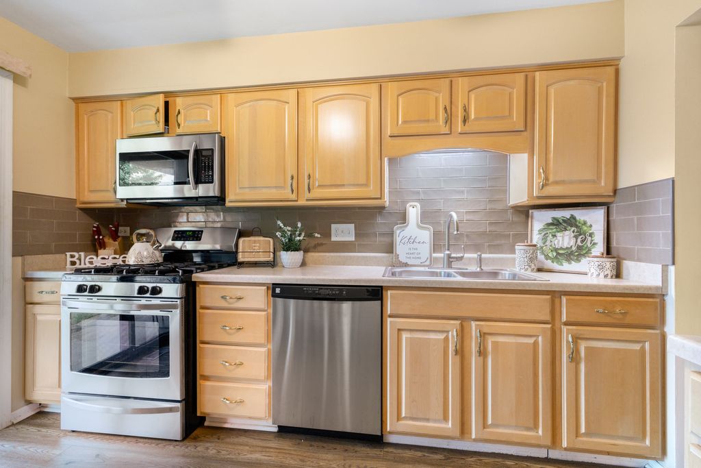 704 Elizabeth Drive B, Wood Dale, IL 60191 — photo 3