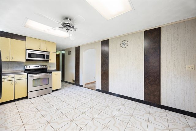 67 Manning St, Chicopee, MA 01020