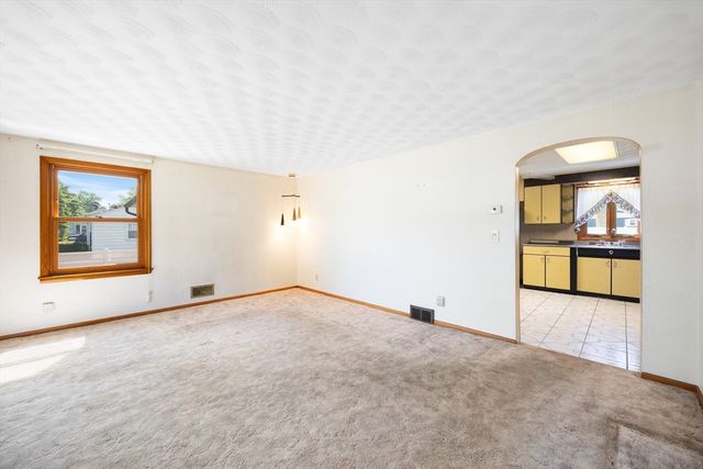 67 Manning St, Chicopee, MA 01020