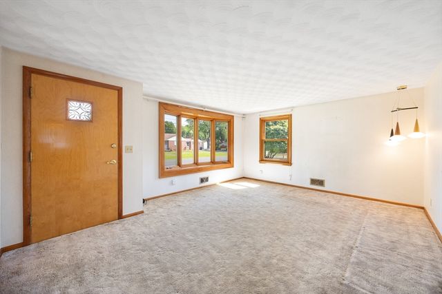 67 Manning St, Chicopee, MA 01020