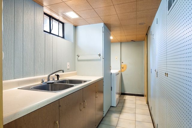 67 Manning St, Chicopee, MA 01020