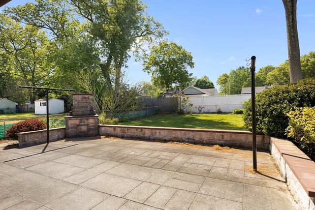 67 Manning St, Chicopee, MA 01020