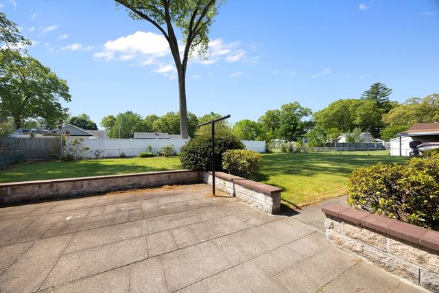 67 Manning St, Chicopee, MA 01020