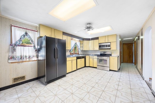 67 Manning St, Chicopee, MA 01020