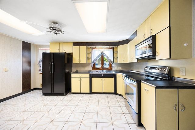 67 Manning St, Chicopee, MA 01020
