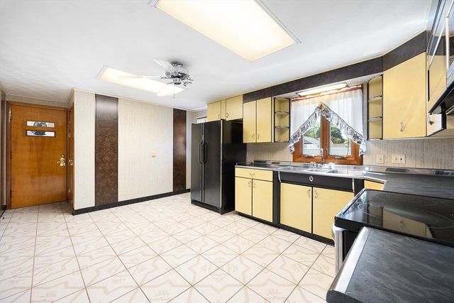 67 Manning St, Chicopee, MA 01020