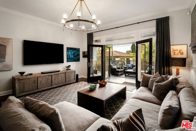 945 S Muirfield Road, Los Angeles, CA 90019