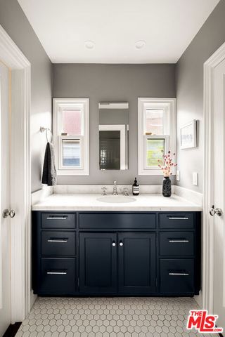 945 S Muirfield Road, Los Angeles, CA 90019