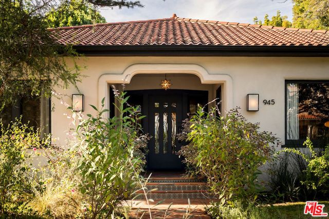945 S Muirfield Road, Los Angeles, CA 90019