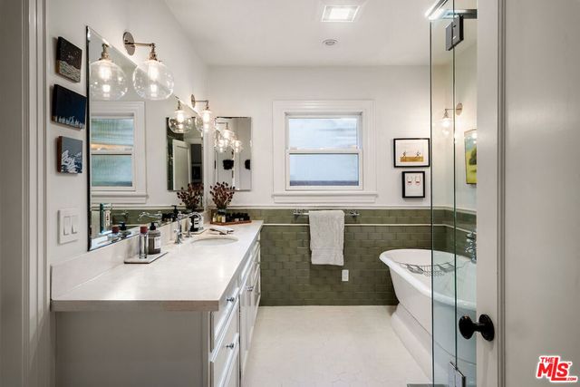 945 S Muirfield Road, Los Angeles, CA 90019