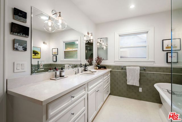 945 S Muirfield Road, Los Angeles, CA 90019