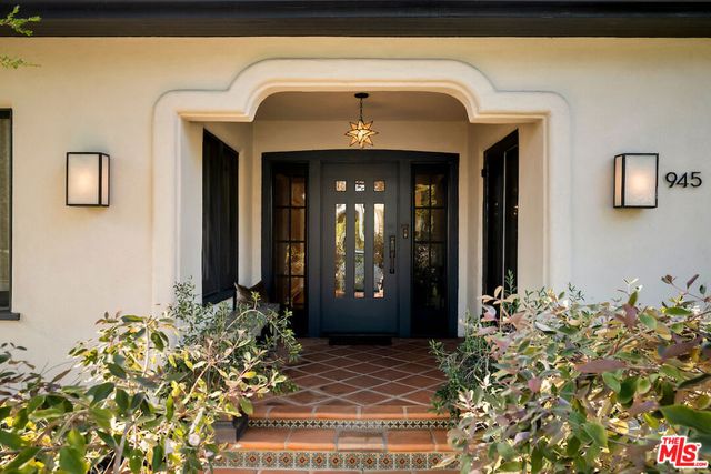 945 S Muirfield Road, Los Angeles, CA 90019
