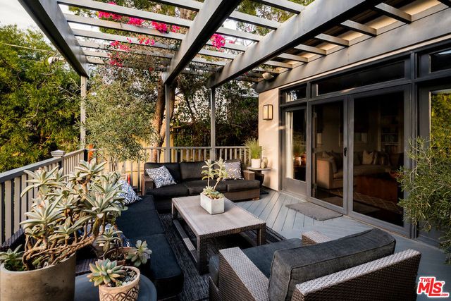 945 S Muirfield Road, Los Angeles, CA 90019