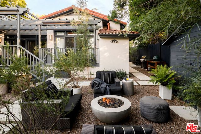 945 S Muirfield Road, Los Angeles, CA 90019