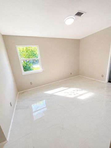 513 W Texas Street, Brazoria, TX 77422