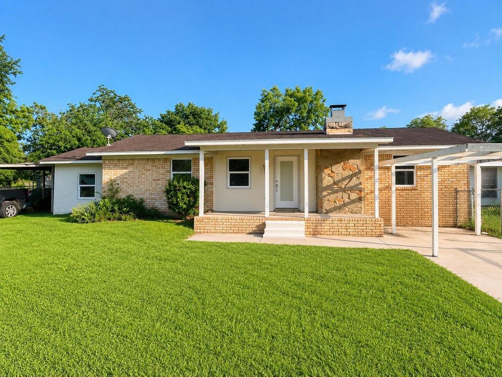 513 W Texas Street, Brazoria, TX 77422