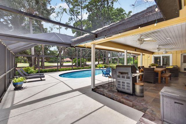 26 Cambria Road W, Palm Beach Gardens, FL 33418