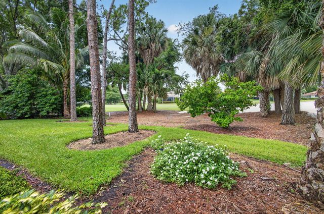 26 Cambria Road W, Palm Beach Gardens, FL 33418