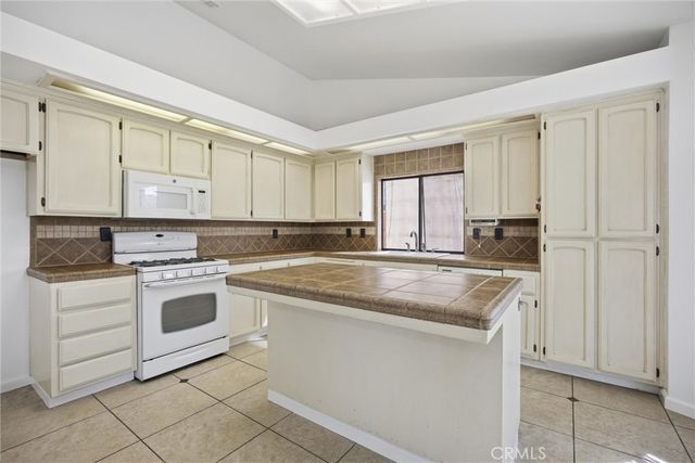11513 Jenlee, Bakersfield, CA 93312