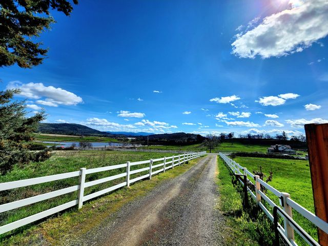 120 Hammel Road, Eagle Point, OR 97524