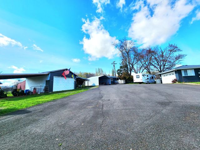 120 Hammel Road, Eagle Point, OR 97524