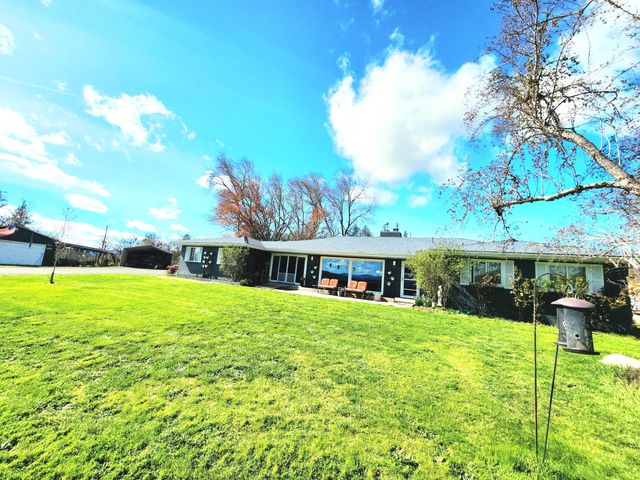 120 Hammel Road, Eagle Point, OR 97524