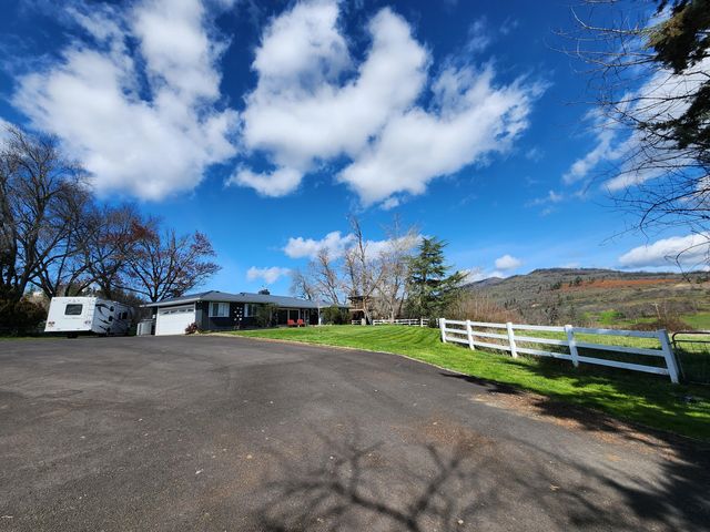 120 Hammel Road, Eagle Point, OR 97524