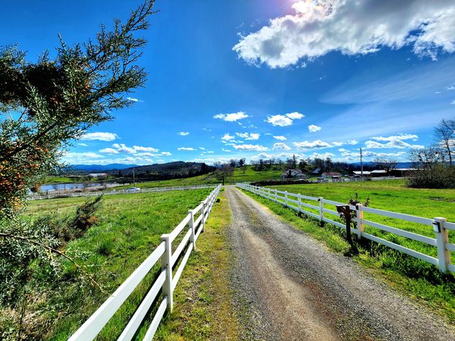 120 Hammel Road, Eagle Point, OR 97524